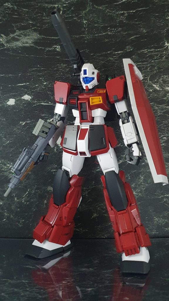 《改造点》 【頭部】MG ジムコマンドそのまま！バイザーのみレジン複製し、クリアブルーに変更！ 【胴体】色分けに伴い分割！！黒い側のダクトは埋まってる感じに、赤い方のダクトは出っ張ってる感じに改造 【脚部、腰部】MG ガンダムストームブリンガーをベースにしつつも、ヒザアーマーの変更。左右の追加スラスター(？)の排除を実施。腰部アーマーも改造 【武器】MG ストームブリンガーをベースに、キャノン砲の銃口付近を改造。印象を変え、バックパックの取り付け位置をかなり下方に修正した。