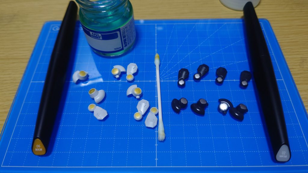 二の腕パーツと膝パーツも塗分けます。ただしここはザックリマスキングでも面倒なので水性マーカーで塗分けます。使ったのは・DSPIAE 水性アクリルマーカー筆ペンっぽいペン先なのでとても塗りやすく、乾燥も15秒くらいです。そして水性なのでマジックリンで落とせます。欠点はペン先の乾燥が早いので、爆速で塗ってすぐにキャップを付けた方がいいです