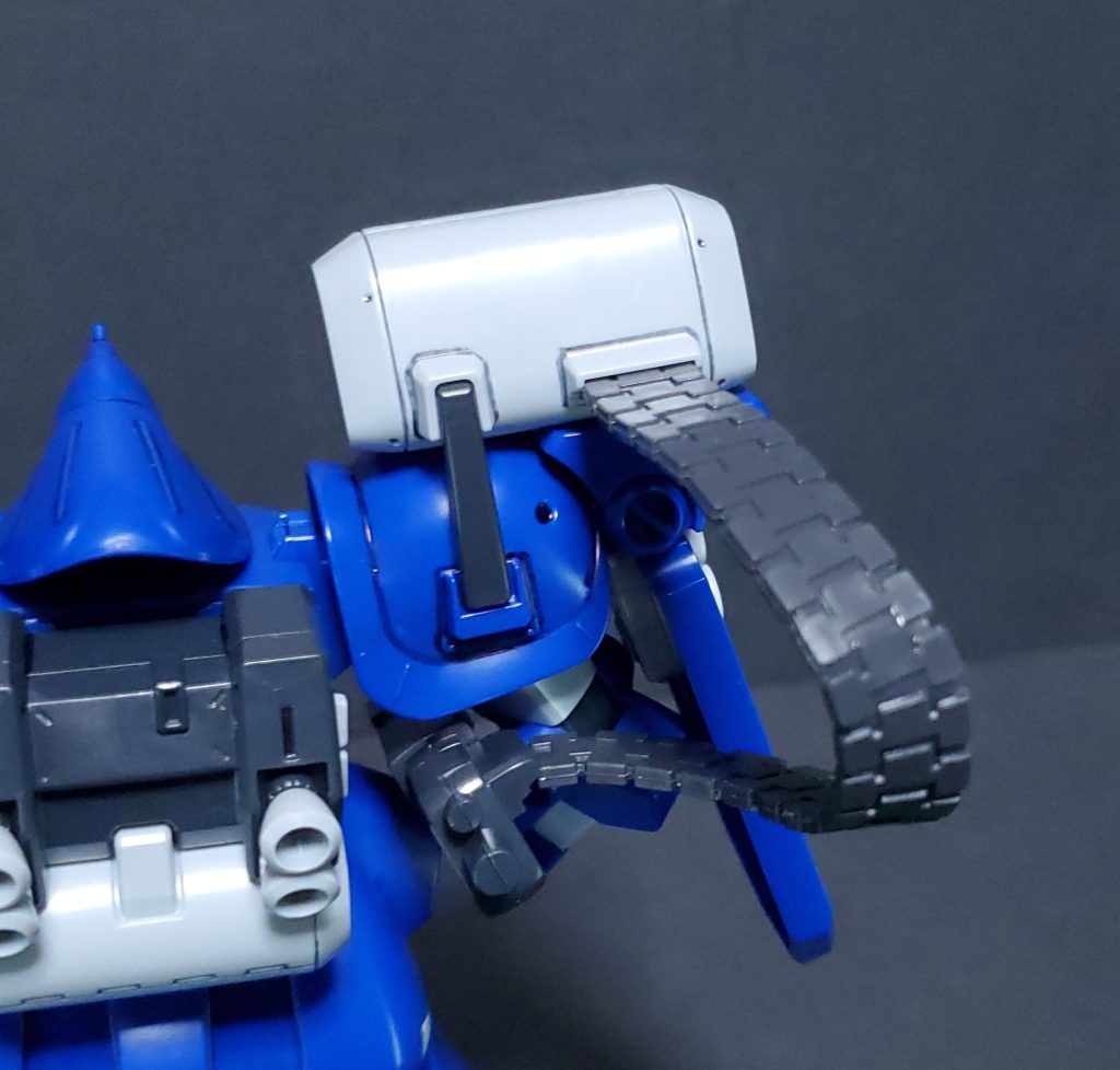 専用マシンガンは肩の弾倉と給弾ベルト(軟質素材)で繋がっています。