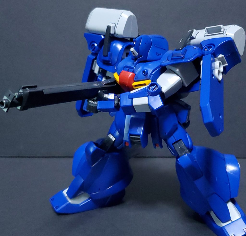 射撃ポーズ。カッコいいですが可動範囲の関係でかなり無理させています。