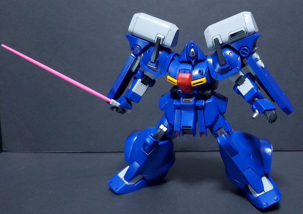 ビームサーベル。2本付属しますが左手は穴ありのものがないため右手にしか持てません。