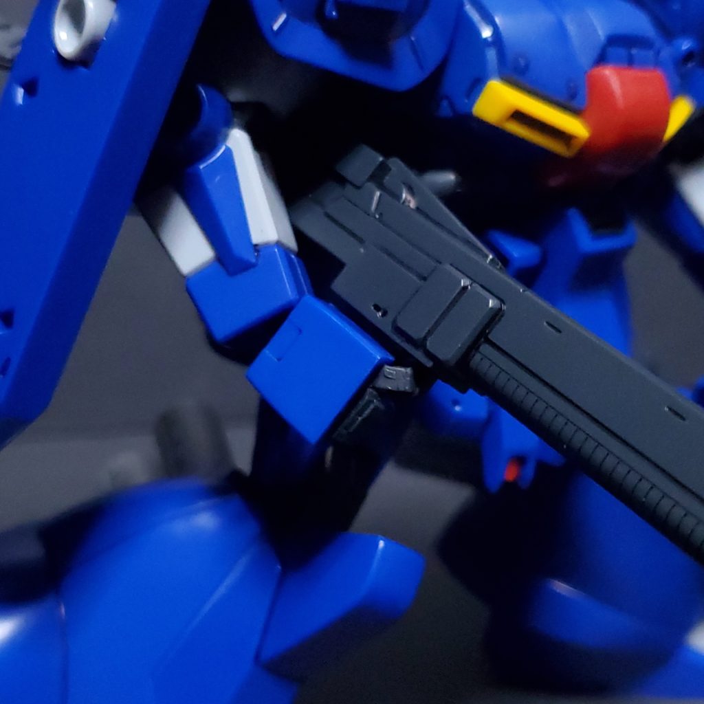 右手の人差し指は可動しますが極細ピンのため…