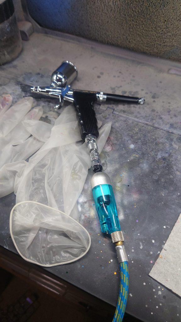 エアブラシの使用状態。この状態で使います。エアブラシ以外に使っているのは・クレオス Mr.ワンタッチマックジョイント ～複数のエアブラシを置いておけるほどスペースがないので、エアブラシを簡単に切り替える用。持ってるエアブラシ全てに装備してます・タミヤ エアブラシ用フィルター～水抜き用。コンプレッサーにも付属してますが、極々稀に処理能力越えで水滴が登ってくるのを防止してます・Ausuc エアブラシホース ～必要かなと思いつつ、スパイラル状のホースより使いやすいだろうと買ったストレートタイプのホース