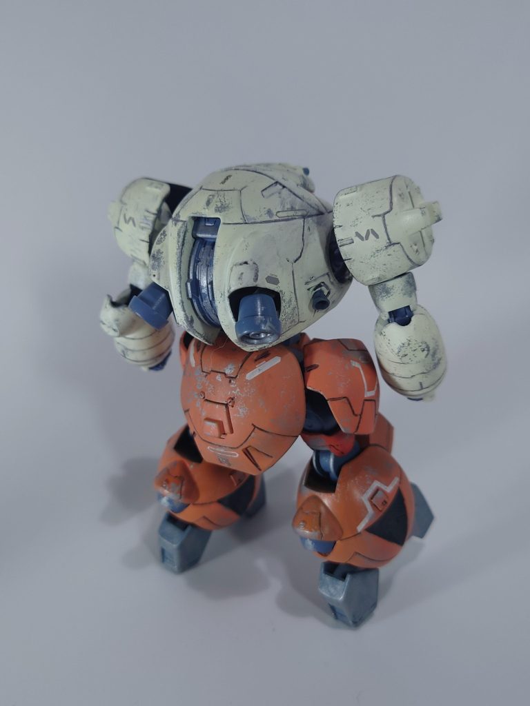 装甲の裏側をグレーで塗装したり、腰サイドアーマーの裏側に設定通りハンドグレネードを取り付けたりして物足りなかった部分を補いました。