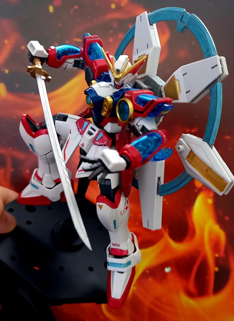 ガンプラバトルにおける、近接戦に特化したウイングガンダムをイメージして作ってみました。そのまま組んだだけだと白が多くのっぺりとした印象になってしまった為、細かい箇所の部分塗装に拘りました。