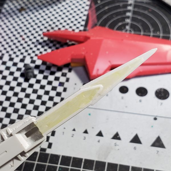イージスガンダム……特殊な作りすぎる。 ガンプラ作るときに試練なのは、同じパーツを何個も作ること。無心で向き合う。イージスは足が４本。（両腕が足とほぼ同じ形状）足作りながら武装や腰パーツに脱線中です。スラスター周りはメカディテールが細かいので、積みプラしているRGクリアジオングのための練習として色分け。 まだまだ完成には遠い……（2枚目）