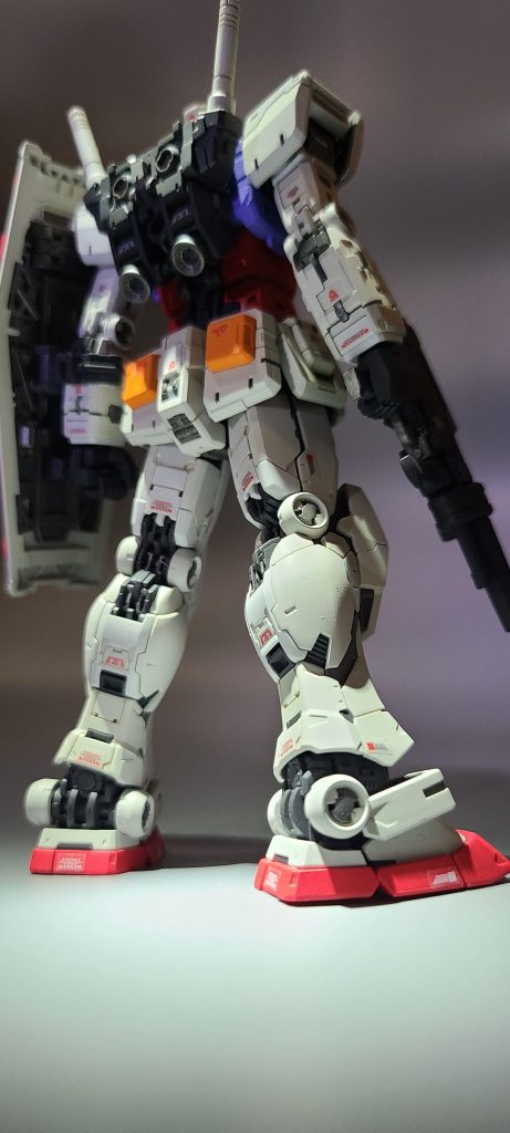 1/144ながら装甲からフレームがチラ見えして情報量多くて好き。スミ入れはホワイト+ブラウンでウォームホワイトより少しだけ濃い色で自然な感じに。