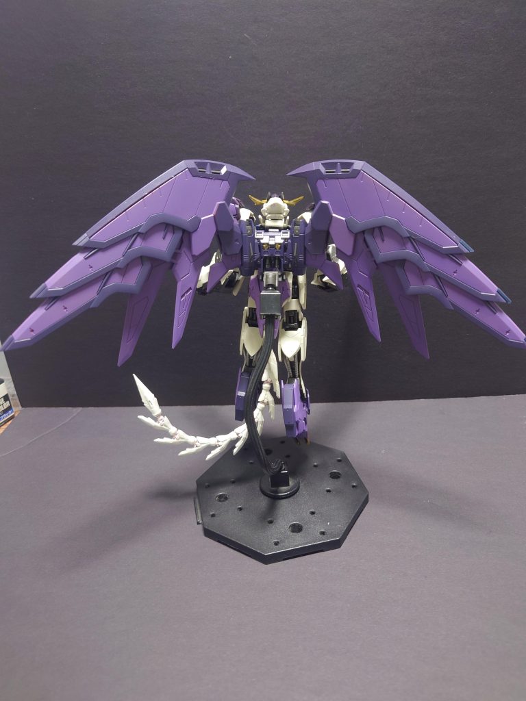 羽と尻尾はRGのガンダムエピオンから拝借RGは当分といいや思っていましたが合う羽がなく泣く泣く笑