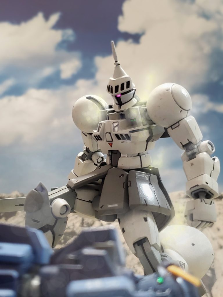 空中分解は免れたが、機体は各部に支障をきたし歩行するのがやっとの状態となってしまったハクジ。ニムバス大尉は撃墜した輸送艇に近づき残骸を確認。そして残骸の中に防護コンテナに守られ無傷の状態の蒼いMSを発見する👀💡『フ…フハハハ…やはりな❗貴様が命よりも大事な研究を捨てて逃げられるハズがないからな。EXAMは選ばれし私にこそ相応しい‼️』ニムバス大尉は歓喜を挙げながらハクジから飛び降り、クルスト博士が持ち出そうとしていた蒼いMSに乗り込むのであった…💫以上、私の妄想イメージによるニムバス・シュターゼン大尉が駆るハクジの活躍ぶりでした~🙌🎵