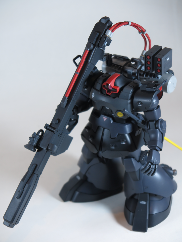 塗装について特に○○専用と考えずに好きな色でと赤い部位が映えるかなと黒に近いグレーを何色か用意して全身塗装最後につや消しクリアーは薄かったのか照明反射してしまった…