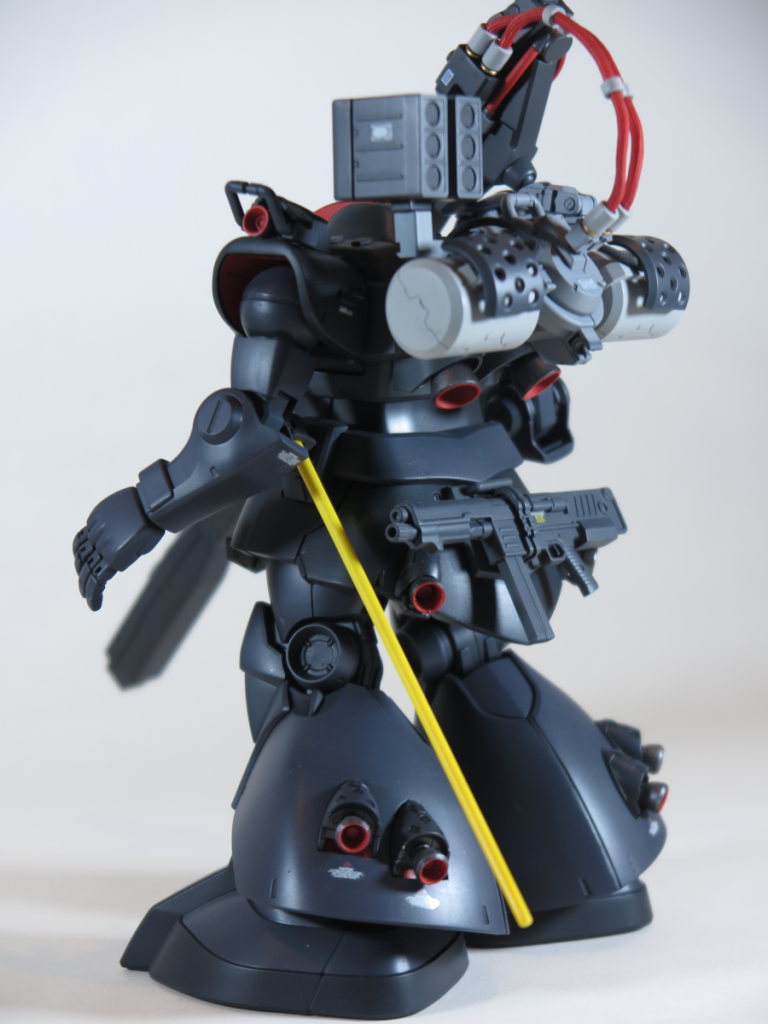 ビームバズーカの外部ジェネレーター＋プロペラントタンク右手だけどとバスーカ保持が辛いので支持アーム追加カウンターウエイト的な感じで左側にザクのフットミサイルで作ったミサイルポッド、腰にはF2ザクのMMP-80を装備