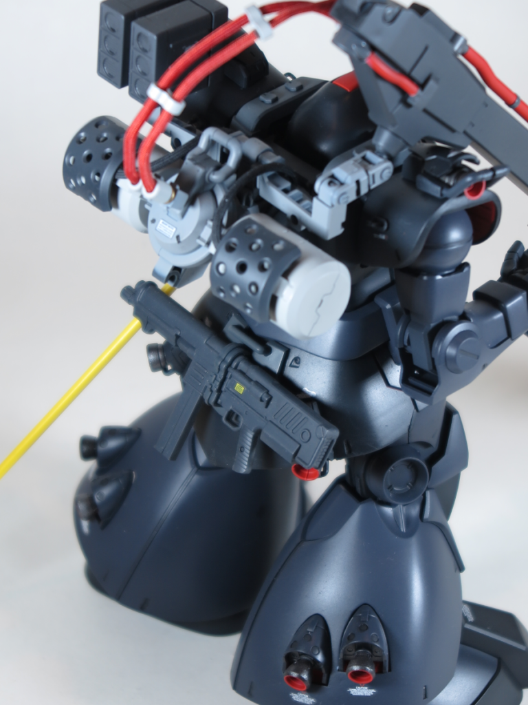 機体が黒っぽいのでバックパックやプロペラントタンクは明るいグレーで塗装