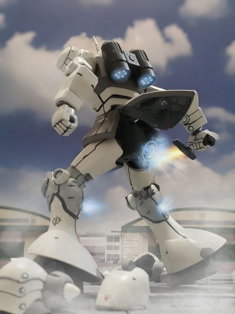 連邦MS部隊との交戦が続く中、クルスト博士の乗る輸送艇は滑走路から離陸を始める。バズーカやマシンガンの射程外となり万事休すの状況の中、ニムバス大尉はハクジに残された奥の手を使う事を決意する‼️『クルストめ❗逃がさん‼️』ニムバス大尉はハクジの甲冑を脱ぎ捨てるようにアーマーを次々にパージし機体を軽量化。そして腰裏スカート部に備えられたヅダより継承せし土星エンジンを起動させリミッターも解除する。この状態で最大出力を出せば機体がオーバーヒート、もしくは空中分解の恐れがある一か八かの切り札であった❗