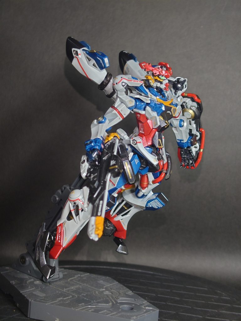 カラーリングはもっと赤と青を暗くしたかったんですが、下地をサボったせいで予定よりも明るめに(gundam-kao10)