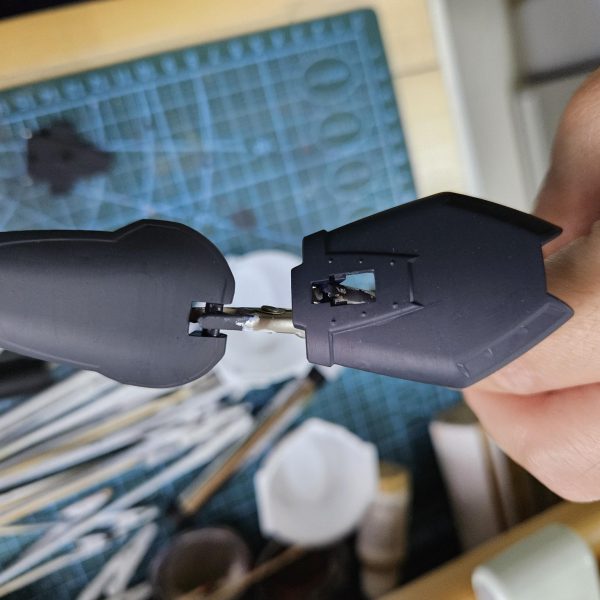 金曜日にうｐする予定のデスサイズヘルなんだけど昨日から会社に飾っています今撮った写真を確認中なんですけどどうも制作過程の話を入れると写真枠が足りないようでこの話は制作ストーリーで投稿しましょう3年前に作ったデスサイズはキットの成型色を無視してよりアニメに近い暗いグレーで塗装したんですが今回のデスサイズヘルは成型色を参考して本体は少しダークブルーよりな色でそしてアクティブクロークの部分はブラックに近いジャーマングレーで塗装しました理由と言えば、追加の新装備に特別感を持たせたいからですね完成した後はほぼ違いが見えない、というのは仕方ないですけれど（2枚目）