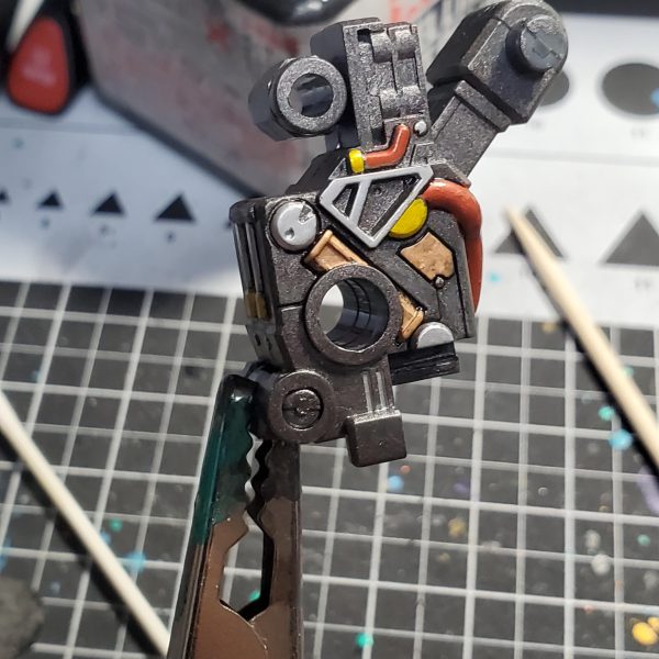 イージスガンダム……特殊な作りすぎる。 ガンプラ作るときに試練なのは、同じパーツを何個も作ること。無心で向き合う。イージスは足が４本。（両腕が足とほぼ同じ形状）足作りながら武装や腰パーツに脱線中です。スラスター周りはメカディテールが細かいので、積みプラしているRGクリアジオングのための練習として色分け。 まだまだ完成には遠い……（4枚目）