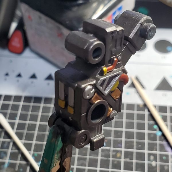イージスガンダム……特殊な作りすぎる。 ガンプラ作るときに試練なのは、同じパーツを何個も作ること。無心で向き合う。イージスは足が４本。（両腕が足とほぼ同じ形状）足作りながら武装や腰パーツに脱線中です。スラスター周りはメカディテールが細かいので、積みプラしているRGクリアジオングのための練習として色分け。 まだまだ完成には遠い……（1枚目）