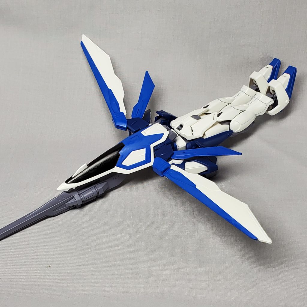 公式でバードモードには変形の案内をしていないけどそれっぽい形にはなれて楽しい。シールドを部分塗装してキャノピーのようにしたかった。バードモード→そうだブルーインパルスの配色にしよう！という発想でした。
