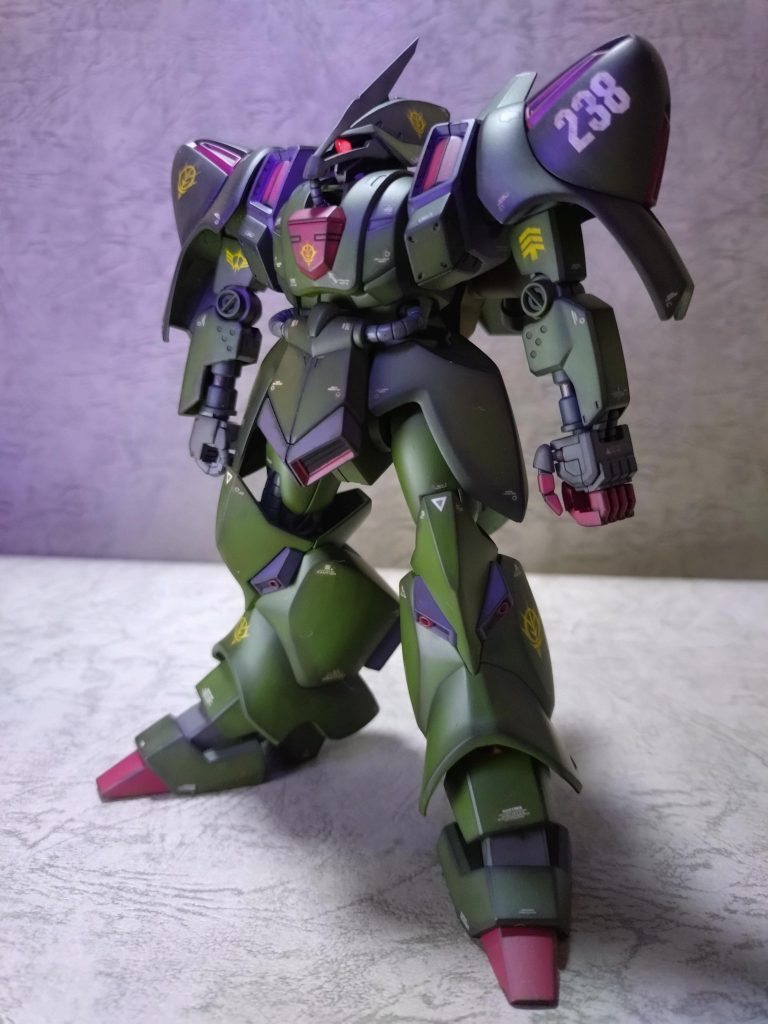 塗装後、デカールをいつも以上に貼り、各パーツのエッジにウェザリングマスターのススとオイルで濃淡付けした後、半艶クリアでコート。ついつい全体のバランスを見たくなって合体させてしまいました。スミ入れ塗料で縦方向に流れが残るように塗り、砂・サビとのせて艶消しクリアでコートして完成としました。