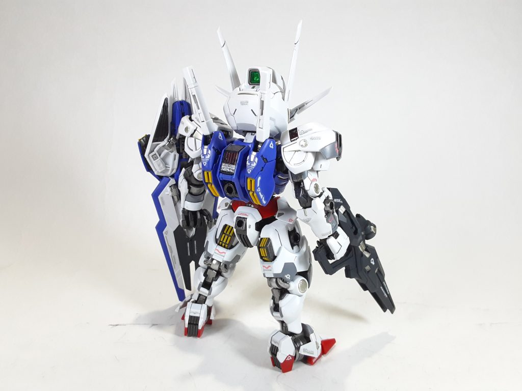 装甲は艶を抑えフレームはギラリと輝くようにしてメリハリを演出しています