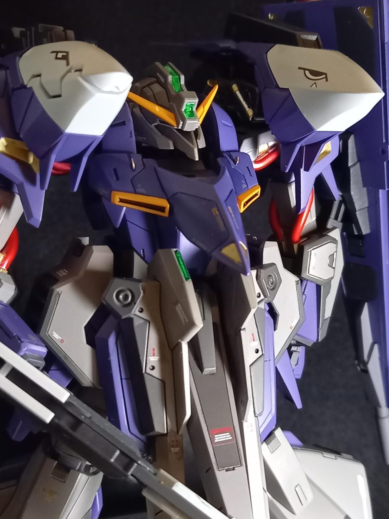 プラ板貼り付けやスジ彫り、細部まで塗り分けで情報量アップ