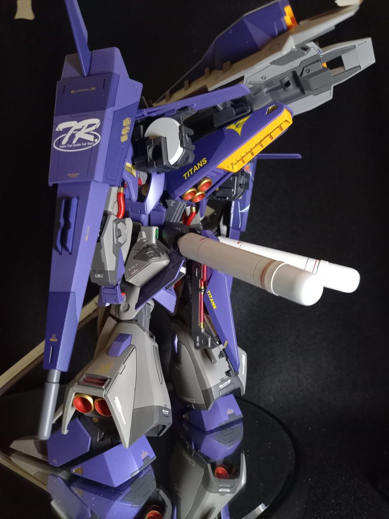 バックショットは装備増し増しですバーニアは外側をゴールド、内側をモザンレッドで塗装