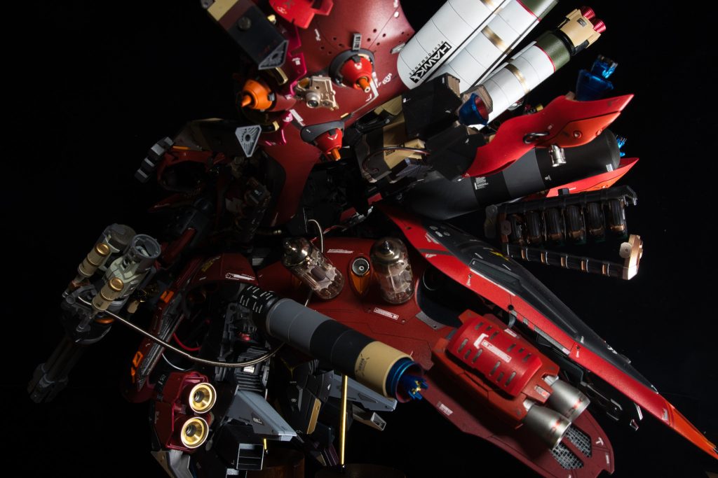 アキバで見かけたジャンク真空管を刺してみましたあまりガンプラでは見かけたことがない改造ですが、ものすごく気に入っています。ジャンクだとそんなに値段も高くないし、これからもいろいろためしてみたいなあと、ブースターの金メッキパーツは、ホームセンターで200円で買った部品です。こういうの「プラモに使えるかも?」って考えながらお店回るの楽しいですよね