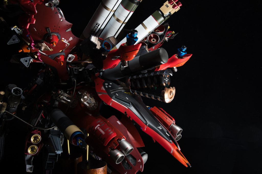 いつもはちょっと手を抜くバックショット(あまり目にする機会もすくないので)ですが、妥協せずに頑張りました。巨大シールドをどこに配置するか、すごく悩みましたが、あまりにも大きすぎるので、結局バックパック扱いに落ち着きました。これはもう実用性ではなく、見た目重視ですね「ヘヴィウェポンユニット30 アクティブマイン」も、使い所に迷っていたんですが、ようやく使うことができてよかった。