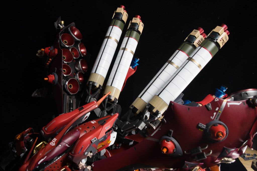 高機動力の巨大ブースターは、ナラティブガンダム から拝借していますサイズ感がぴったりで、とても目を引く良いミキシングになってくれましたブースターのカラーリングは迷ったけど、ホワイトで正解だった