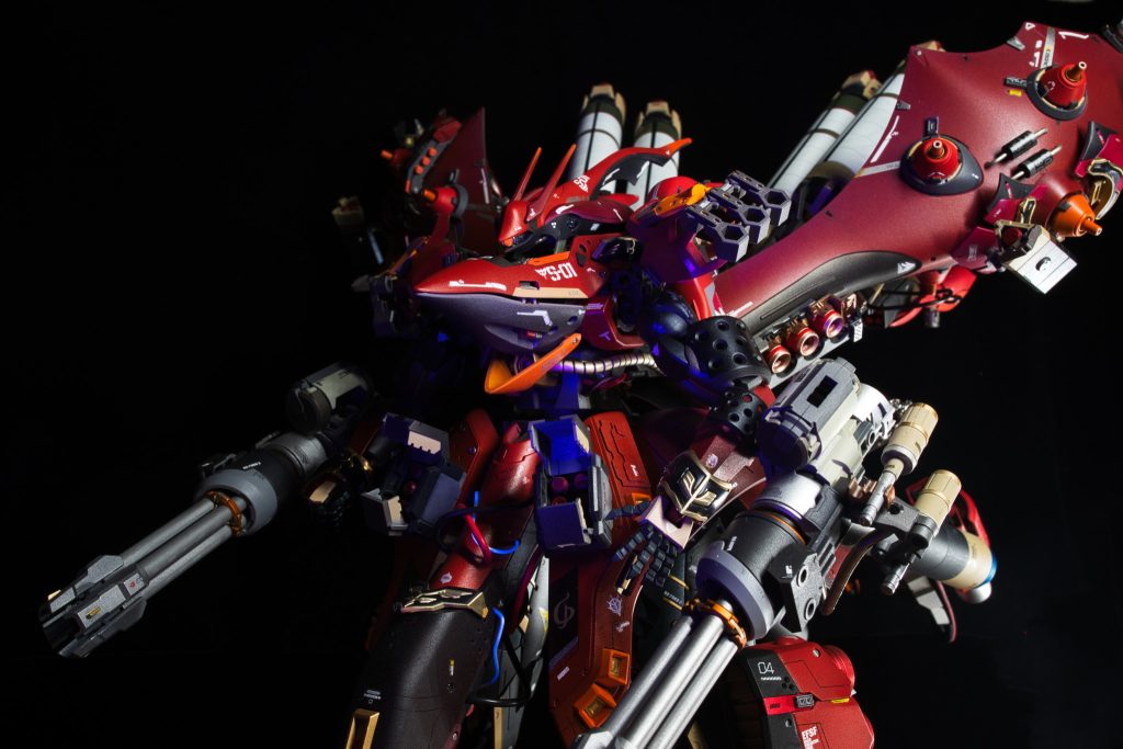 付属のロングライフルは、好みのデカ武器なので使いたかったんですが、どうにもデカすぎてバランス取るのが難しくて、両椀にガドリングをつけることにしましたアクセントに、シナンジュの金色のエングレービングもいい感じに高級感が出てくれて、まさに王者の風格がでていますね