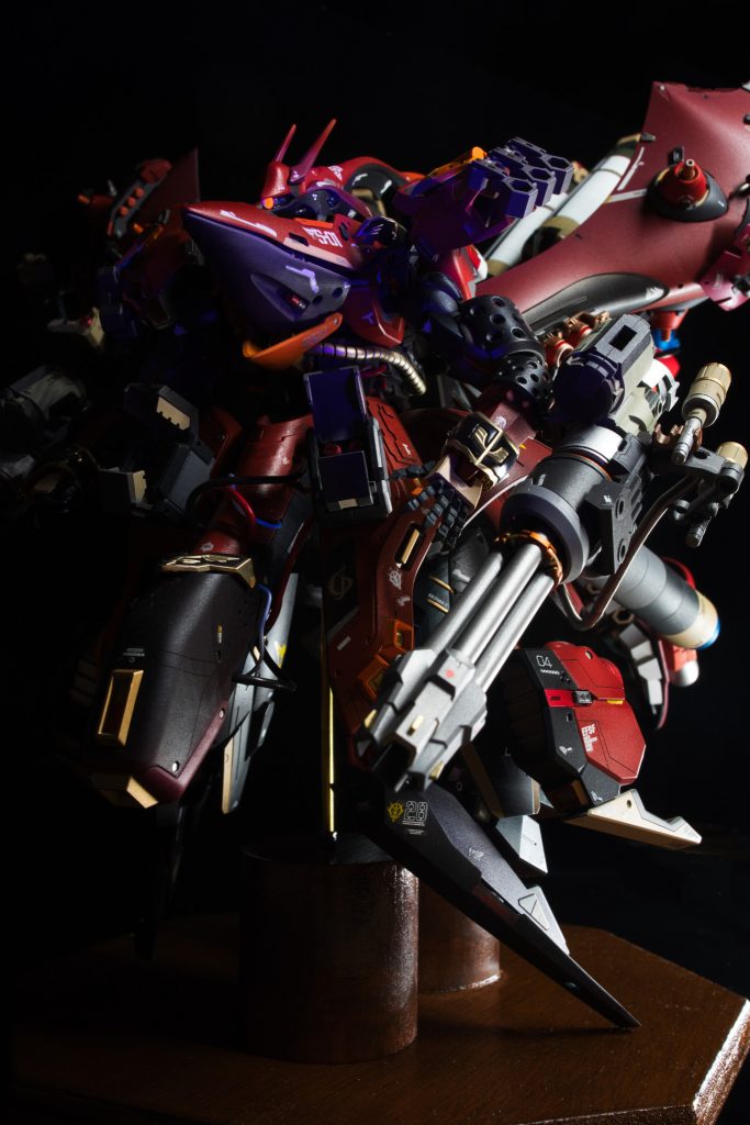 下からの煽りショットデカすぎて重すぎるので、既存のスタンドだと保持できないので、ホームセンターで土台と真鍮線買って自作しました。隠れちゃっていますが、真鍮線1本だと保持できなかったので、2本使ってなんとか保持していますただそれでもちょっとグラついているので、地震とか来ないことを祈るばかりです。(一度崩れたら、パーツが霧散しそうな危うさです...)