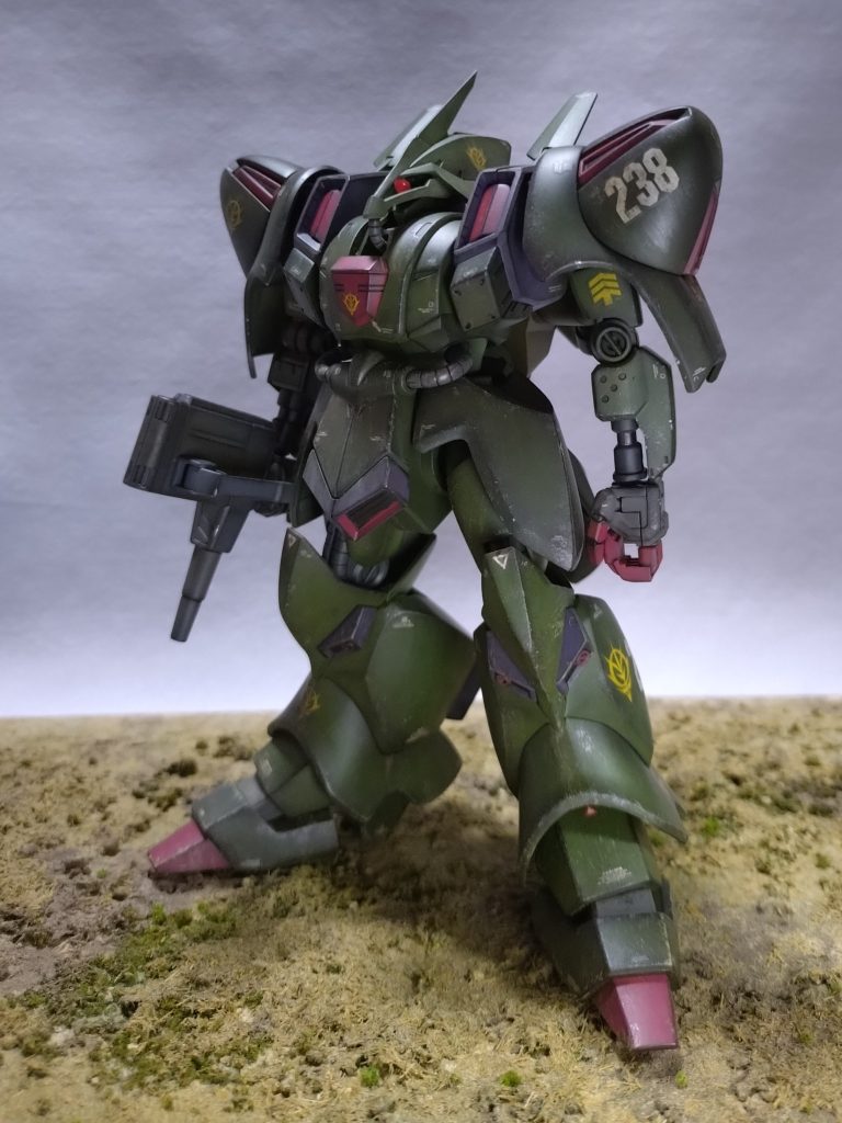 武器が変わった形状だったのでマシンガンやバズーカにしようか悩みましたが普通に持たせると案外似合いました。