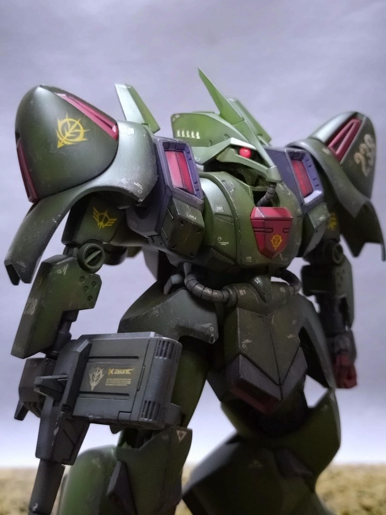 デカール多めに貼った事で時間が掛かってしまいました。手持ちのガンダムデカールに合う雰囲気の物が無かったため似合うものを探し購入してきました。今までの作品より明らかにデカールが多いです。