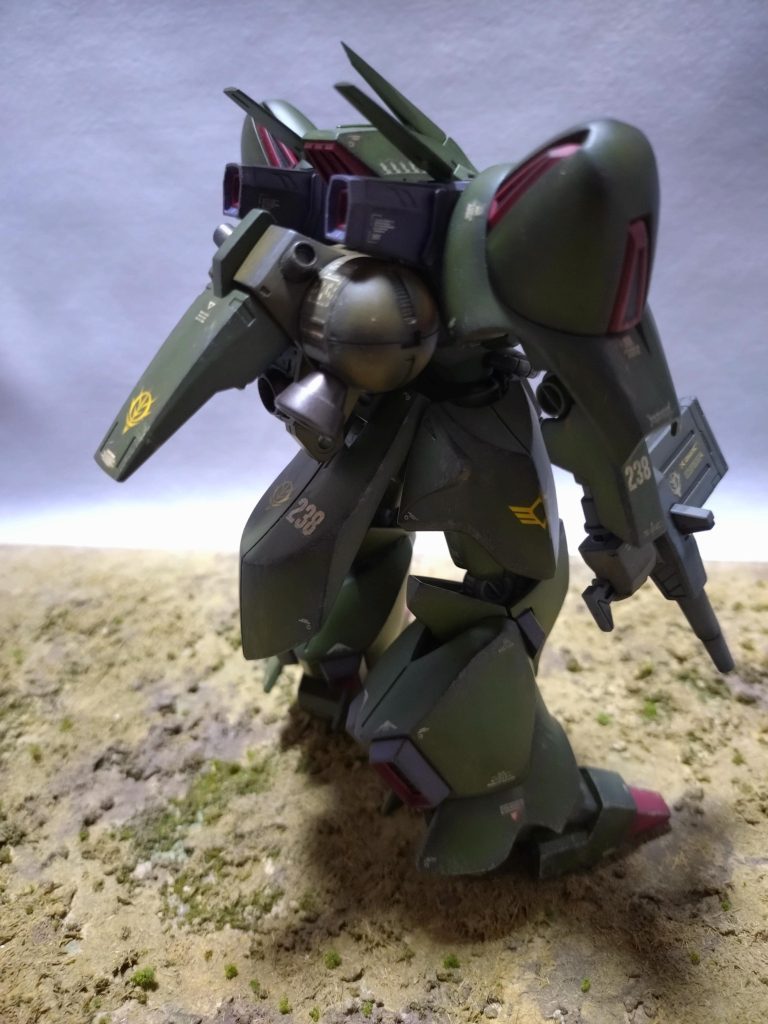 機体に番号を入れていますが、マシュマーの隊員番号とか無いのか?と考えましたが・・とりあえデカールの既成番号をそのまま使用してみました。アクセントにランドセル部分をカーキで塗装しています。