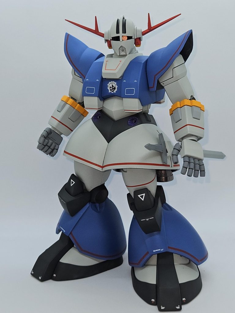 ドムのももにジオングのポリキャップを仕込んで接続してます。足のサイズにポリが合ってないので、保持力は弱めです。足が長く見えるように、股関節パーツを2ミリ下げ。ジオングの腰は反る方向にしか可動しません。可動部の干渉部分を削り込んで、S字立ちできるように。肩アーマーは形状変更と、端を吊り上げ、いかり肩に。右手はサーベルを握らせるため、ドムの可動指を加工して移植。