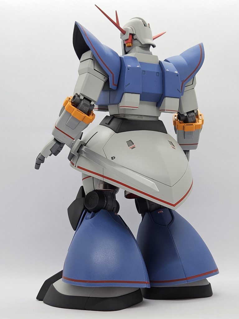 足フレアは外側を特に大型化。赤いラインデカールは縁に沿わせるのが難しかったです。