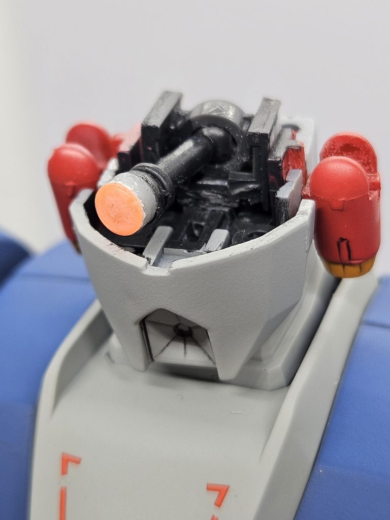 ドムのモノアイを移植したので、可動します。本当は上方向も動くのですが、頭部上をカットしたら、頭スカスカに見えたので蓋しました。