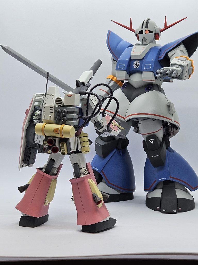 前作のパーフェクトガンダムと対決コラボ。こう見るとジオングの大きさがよくわかると思います。