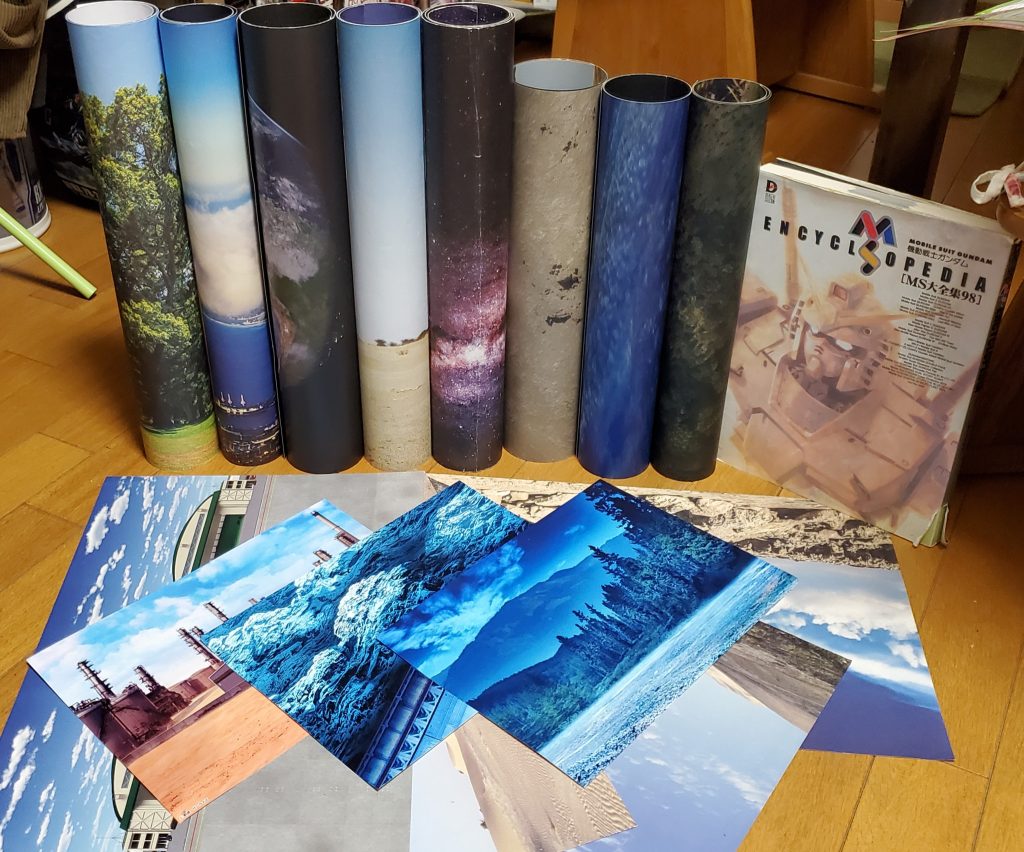 次はデジラマ撮影に必須の背景シートの数々🎵これで全てではありませんが、箱庭技研さんの背景シートを購入して使いまくってます🤭🎶さらにネット上からダウンロード可能なフリー素材の背景を使わせて頂いてます😆これらをガンプラの後ろに置くだけで簡単に背景の付いたガンプラ撮影が出来ます🎵難しい合成の知識やパソコンなどがなくても出来るので、デジラマ初心者🔰にはぜひオススメの手法です😊