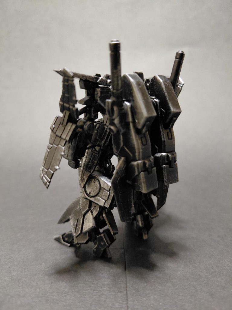 集中切れたのが分かりますね。膝横とかバックパックの左上とか、思いっきり面に塗料がついてるし、ハケ目も、、。