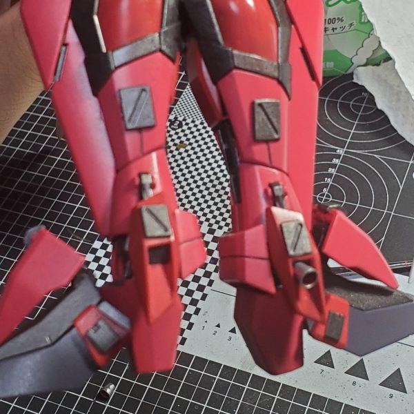 足とりあえず…… 写真左が腕、右が足です。変形させるつもりはないので、腕は腕として、足は足として作りました。それでも同じパーツを何度も作るのは修行…… 写真３枚目は足と足。パーツ追加してくれと言わんばかりのスペースがあったのでバーニア追加しました。 ４枚目はこのキットの山場。あんま見えないところのガッツリディテール。５枚目は整形ミス？壁というか、なんというか、最初からめっちゃガタガタしていました。 （3枚目）