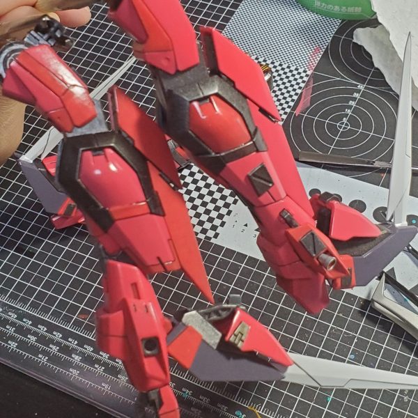 足とりあえず…… 写真左が腕、右が足です。変形させるつもりはないので、腕は腕として、足は足として作りました。それでも同じパーツを何度も作るのは修行…… 写真３枚目は足と足。パーツ追加してくれと言わんばかりのスペースがあったのでバーニア追加しました。 ４枚目はこのキットの山場。あんま見えないところのガッツリディテール。５枚目は整形ミス？壁というか、なんというか、最初からめっちゃガタガタしていました。 （1枚目）