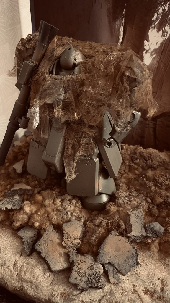 このずんぐりした感じがゴブリンの特徴かと思います。サザビーの上半身と下半身の接続部を大きく削り込んで表現しています。