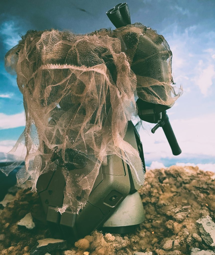 背面です。HGギラドーガのバックパックを背負っています。腰部アーマーはサザビーからの流用である点良くお分かりになると思います。