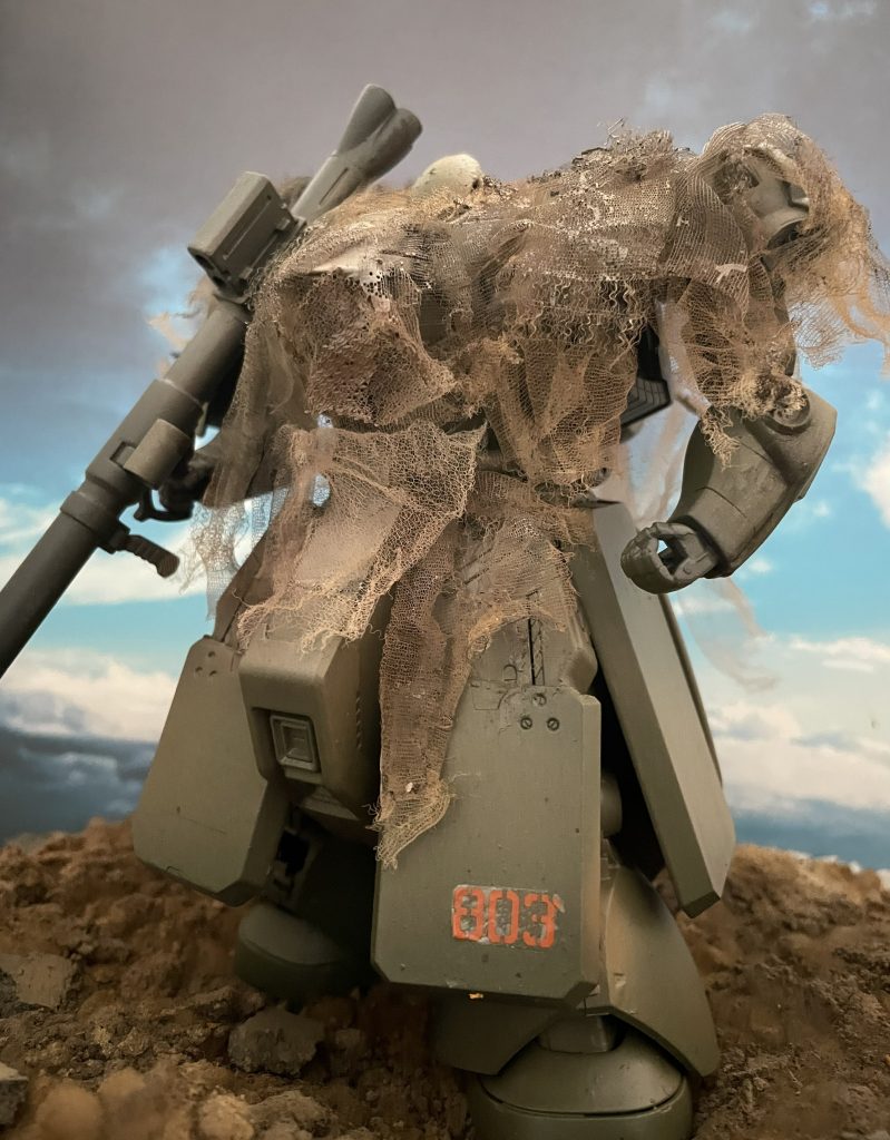 下方向から見上げるアングルとなります。設定ではゴブリンは「小悪魔」の愛称で親しまれたとあります。本作例では他方MGサザビーのボディを採用したためかなりボリューム感のある立体化に帰結しています。