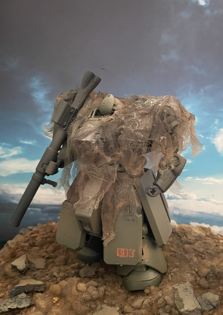 全体像となります。森林地帯を背景とするジオラマにてカムフラージュネットの臨場感を出すのが正しいかと。。「ジオンの再興」劇中でもサザビーとギラドーガの部隊が霧に紛れて森林から奇襲をかけるシーンが描かれています。今回は力尽きましたが、、次回森林地帯を行軍するジオンモビルスーツ部隊のジオラマを構想しています。