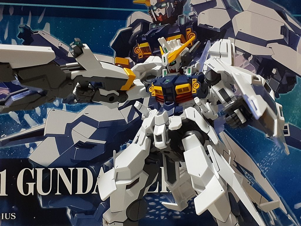 デザイン的にはカッコイイのですがサイドアーマーが腰じゃなく横腹にあることで腰の稼働が、腿の追加装甲が足の稼働に、アンクルアーマーが足首側じゃなく脛についてるので脚の稼働が……と色々動きの邪魔になってるのがちょっと残念かな……？今後出るであろう別の形態や漫画の展開に期待。