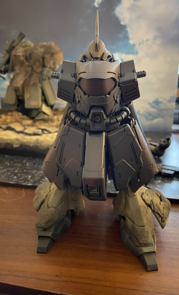 次回作は陸戦型サザビーの改修版を予定しております。上半身の弱さと足首の位置を修正し、全体的に「どっしり」とした感じをイメージしています。