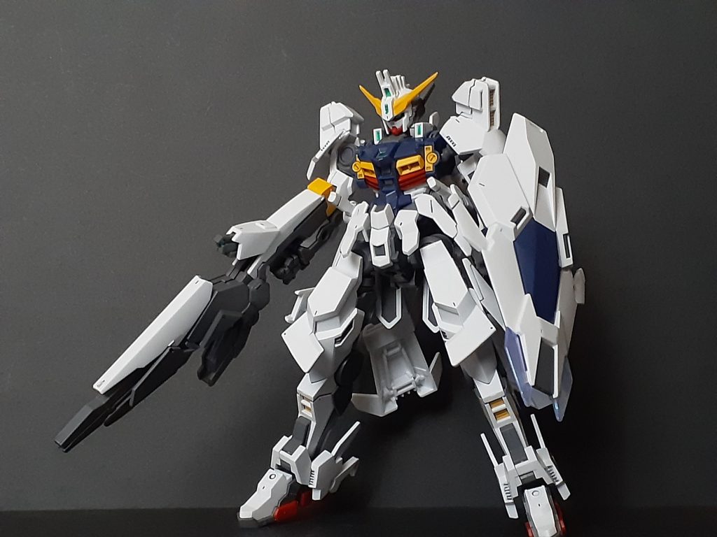 追加装甲と武器を持たせて。ライフルが大分大きく肘まで来るのでライフルの構えには大分制限が付きます。シールドも肘と持ち手両方使うので特定の角度しか取れません。