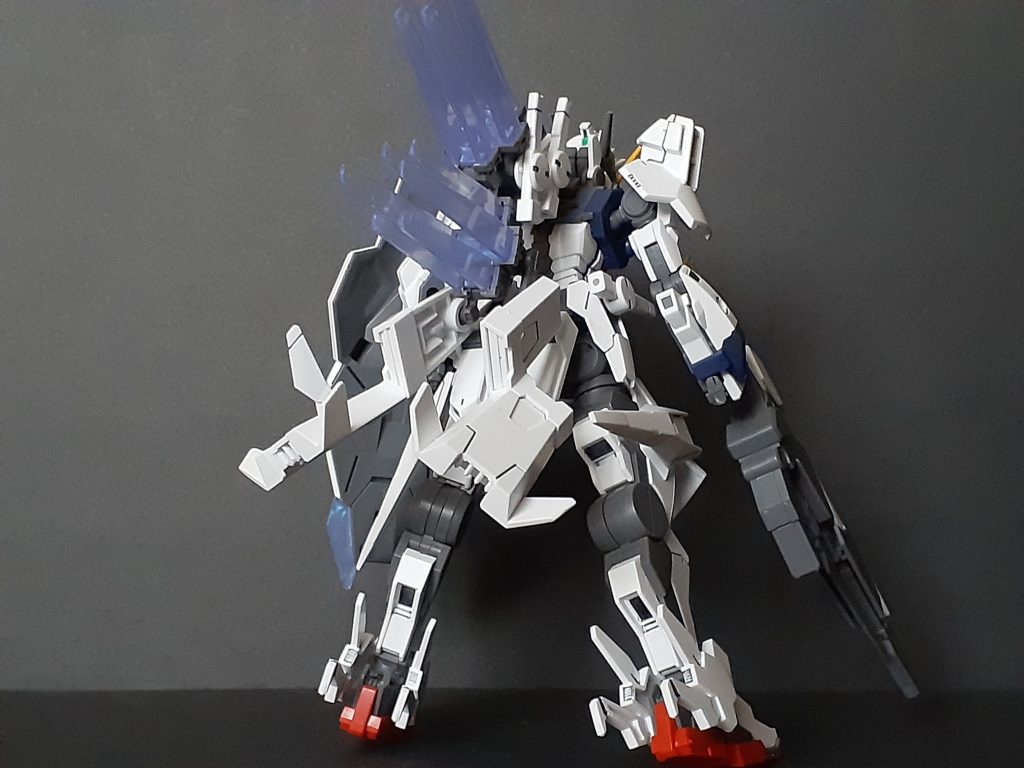 背面のフェザーエクステンションが特徴的ですが1枚ずつ飛んだりはしません。まだ詳細は分かりませんが1話を見るにこれが千本桜みたいな技を使うための触媒なんでしょうか。